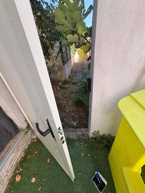 Porte métallique donnant sur un jardin, nouveau cylindre posé et jeu de clés neuves